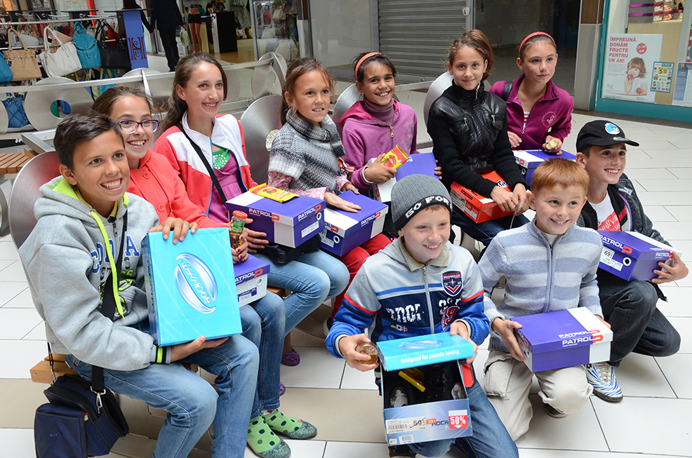 Daruri pentru 20 de copii nevoiaşi, în urma campaniei &quot;Cadoul tău pentru noi, papuceii pentru ei&quot;