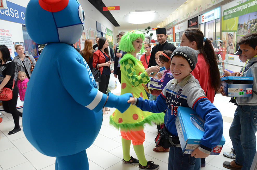 Daruri pentru 20 de copii nevoiaşi, în urma campaniei &quot;Cadoul tău pentru noi, papuceii pentru ei&quot;