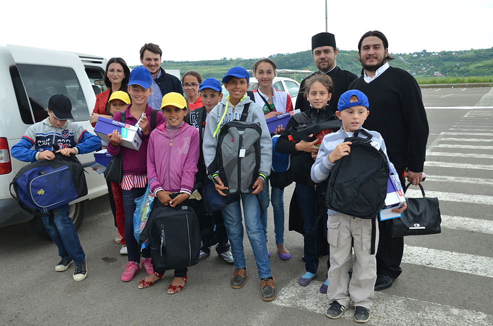 Daruri pentru 20 de copii nevoiaşi, în urma campaniei &quot;Cadoul tău pentru noi, papuceii pentru ei&quot;