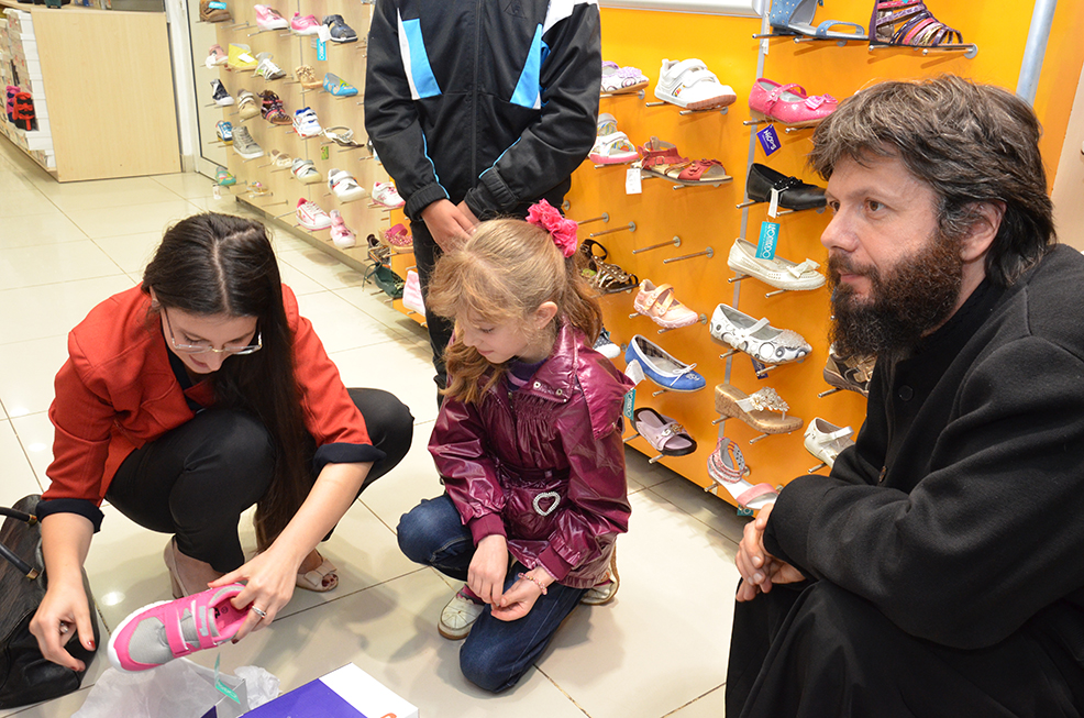 Daruri pentru 20 de copii nevoiaşi, în urma campaniei &quot;Cadoul tău pentru noi, papuceii pentru ei&quot;