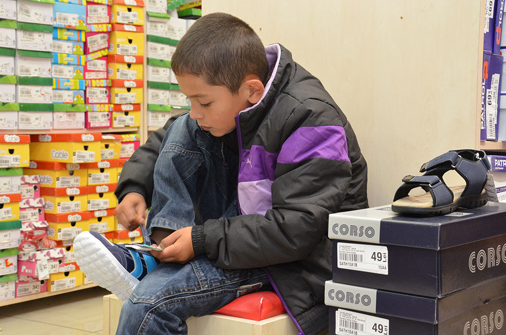 Daruri pentru 20 de copii nevoiaşi, în urma campaniei &quot;Cadoul tău pentru noi, papuceii pentru ei&quot;