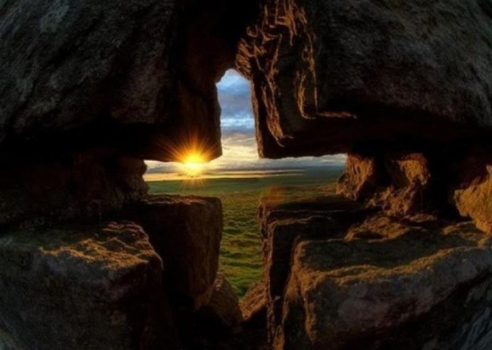 Noi cinstim semnul lui Hristos, nu materialul din care este făurit