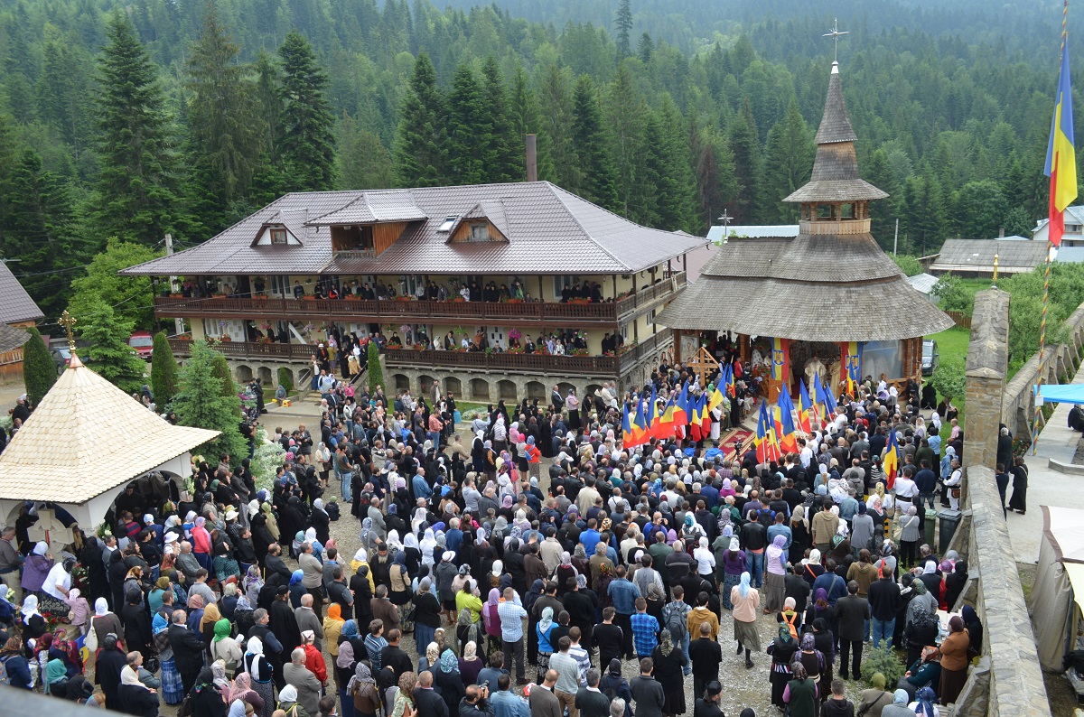 Părintele Justin, înconjurat de inimile pelerinilor