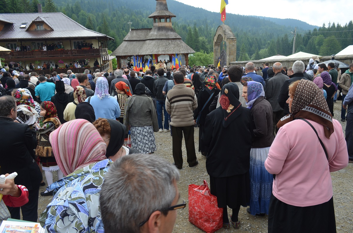 Părintele Justin, înconjurat de inimile pelerinilor