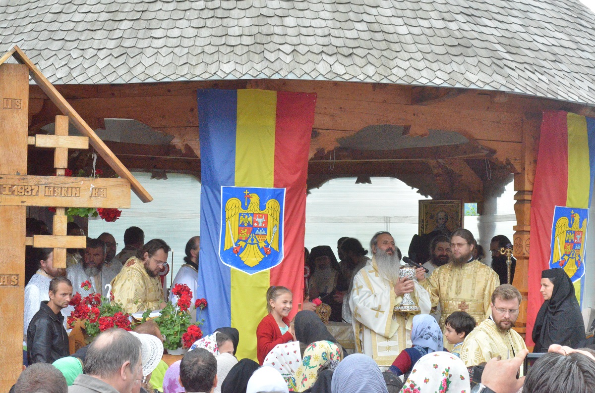 Părintele Justin, înconjurat de inimile pelerinilor