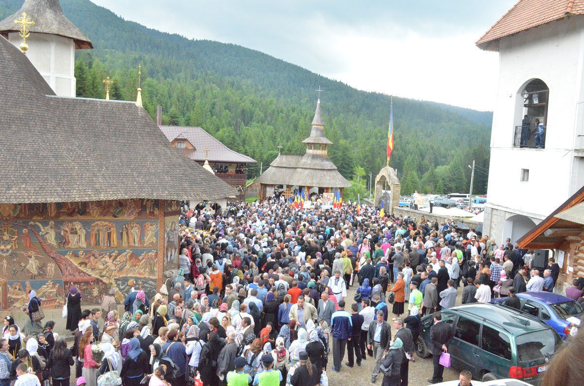 Părintele Justin, înconjurat de inimile pelerinilor