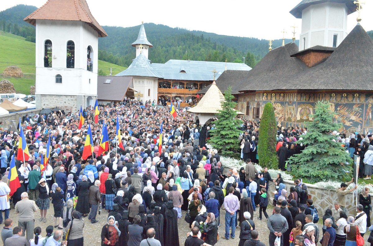 Părintele Justin, înconjurat de inimile pelerinilor