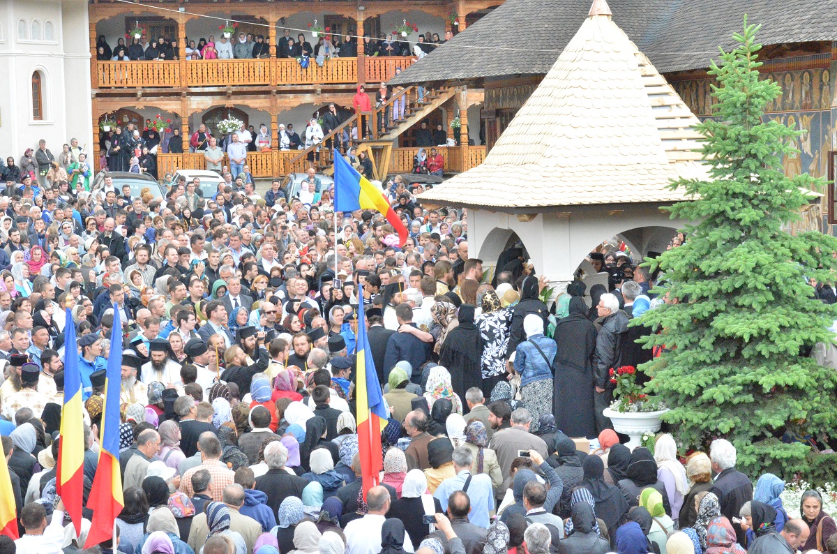 Părintele Justin, înconjurat de inimile pelerinilor