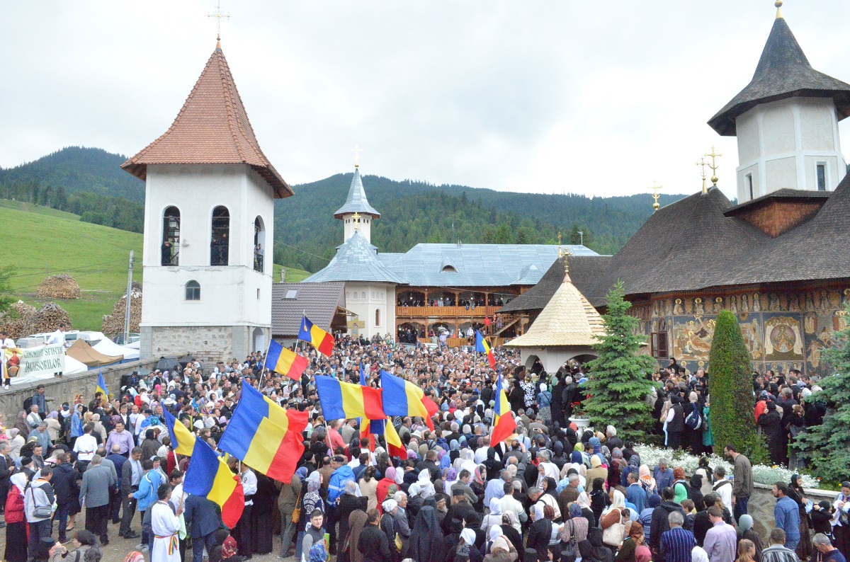 Părintele Justin, înconjurat de inimile pelerinilor
