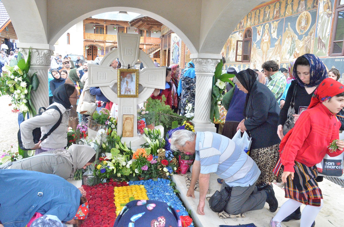 Părintele Justin, înconjurat de inimile pelerinilor