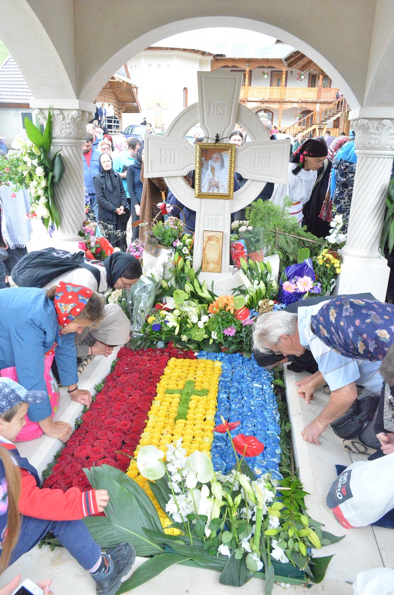 Părintele Justin, înconjurat de inimile pelerinilor