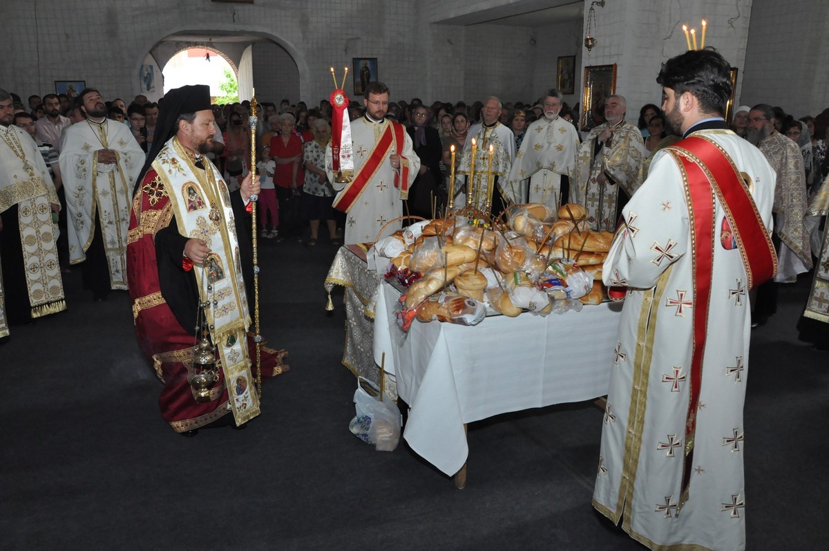 Moment aniversar în Parohia „Sfântul Iulian“ din Iaşi (GALERIE FOTO)