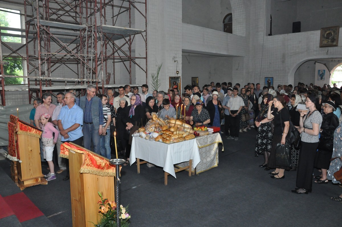 Moment aniversar în Parohia „Sfântul Iulian“ din Iaşi (GALERIE FOTO)