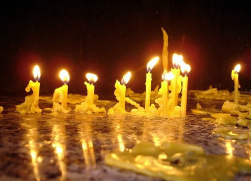 Untdelemnul şi lumânarea sunt ca ardere de tot, iar dumnezeiasca şi cea fără de sânge Jertfă este curăţire