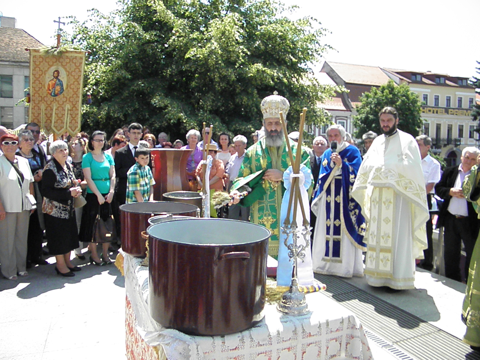 De Rusalii şi de praznicul Sfintei Treimi, Înaltpreasfinţitul Părinte Irineu s-a aflat în mijlocul credincioşilor din Târgu-Mureş
