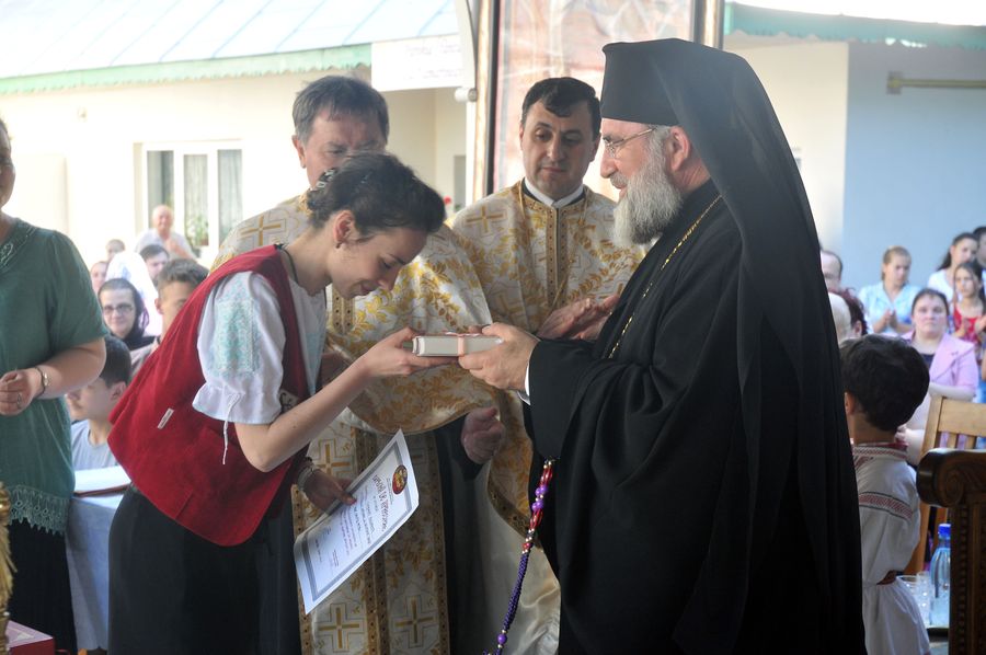 Elevii merituoşi din judeţul Bacău, premiaţi de PS Ioachim Băcăuanul