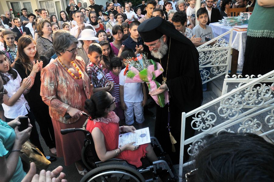 Elevii merituoşi din judeţul Bacău, premiaţi de PS Ioachim Băcăuanul