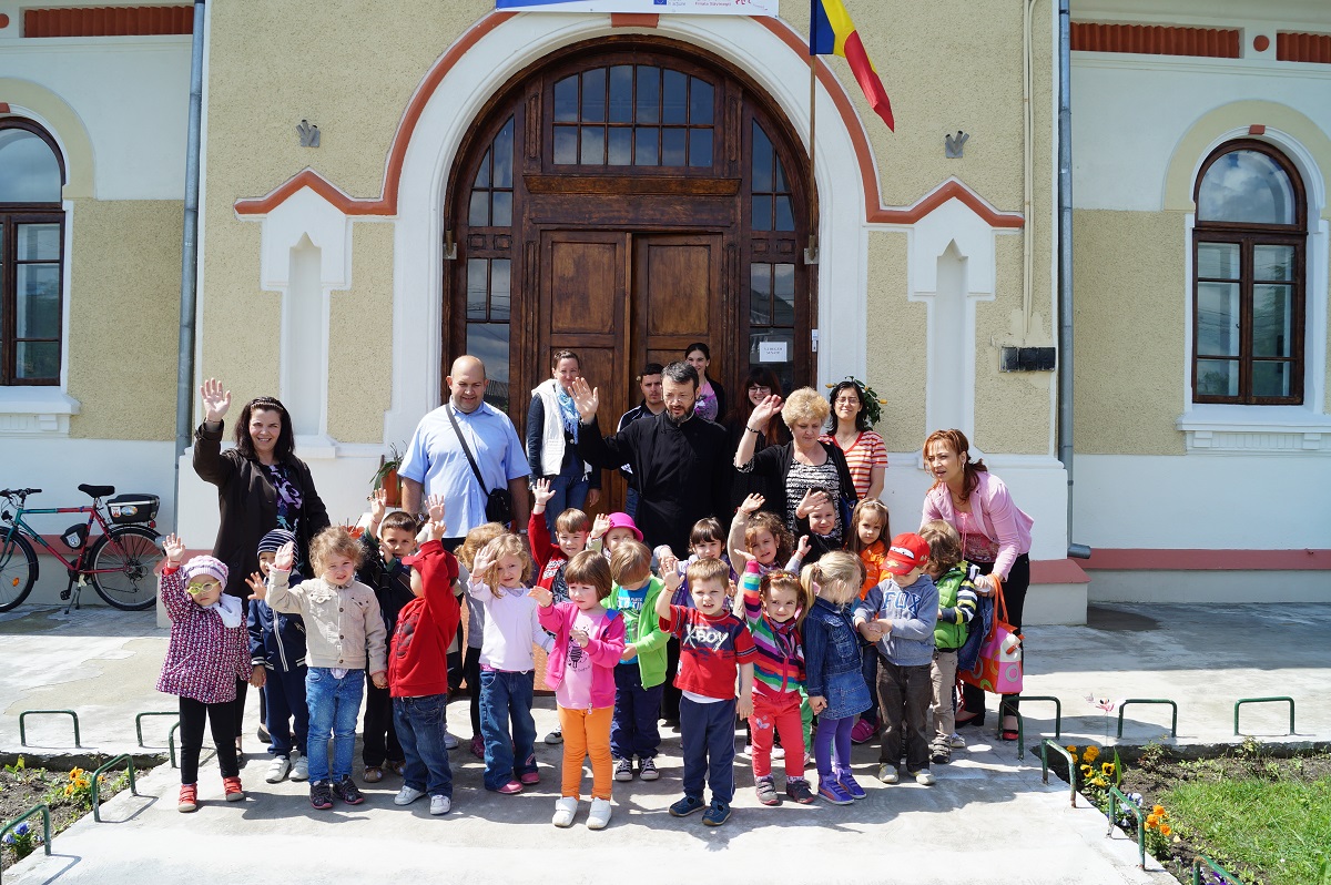 Activitate în cadrul campaniei „Dăruieşte o jucărie pentru o copilărie“