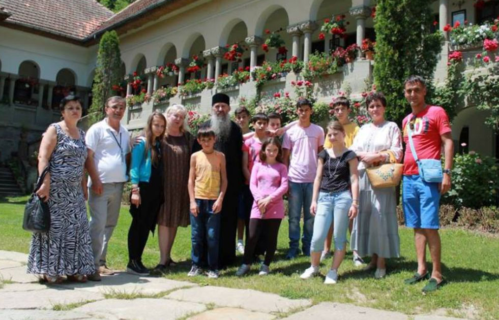 Copiii de la Centrul de Plasament nr. 5 din Râmnicu Vâlcea în pelerinaj la mănăstirile vâlcene