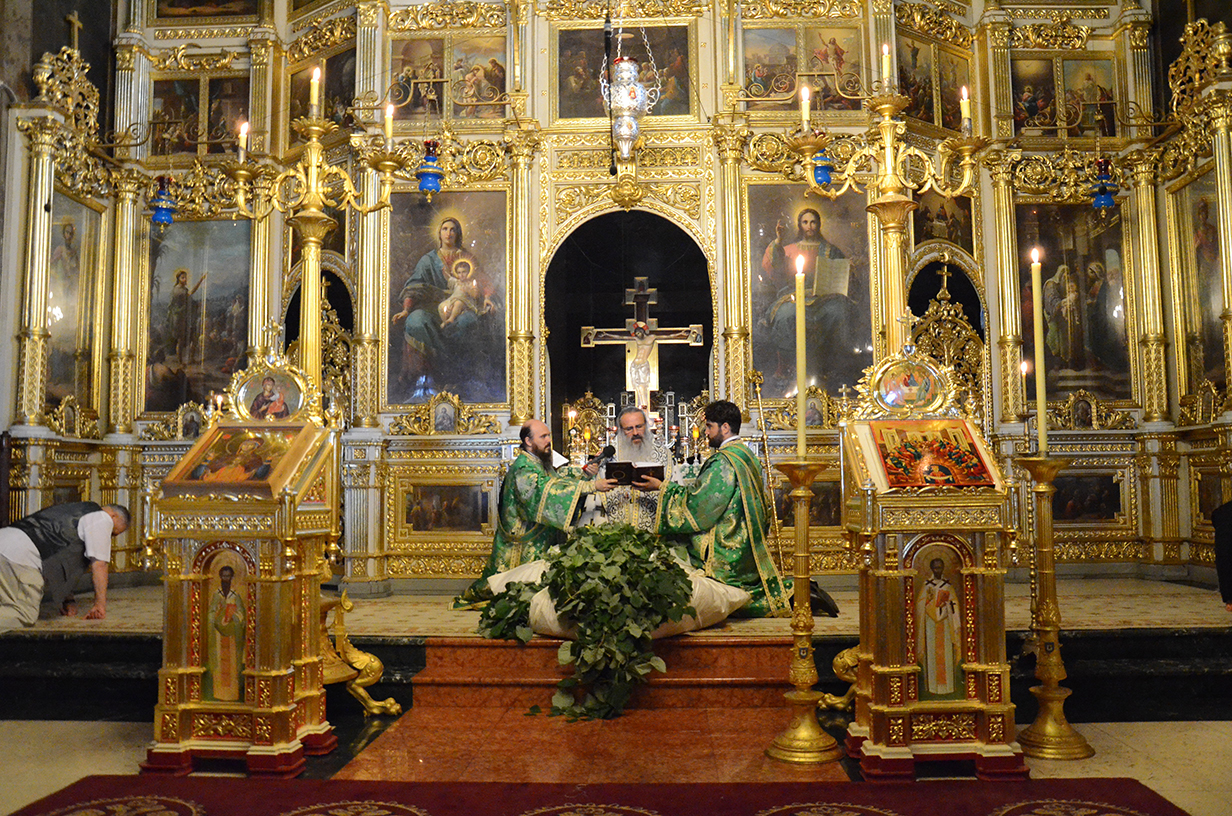 Sfânta Liturghie şi Vecernia plecării genunchilor, oficiate de IPS Părinte Teofan la Catedrala mitropolitană din Iaşi