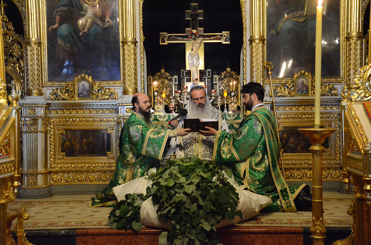 Sfânta Liturghie şi Vecernia plecării genunchilor, oficiate de IPS Părinte Teofan la Catedrala mitropolitană din Iaşi