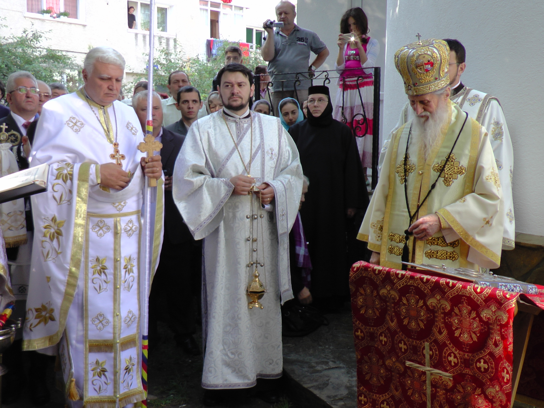 Biserica din cartierul sucevean Obcini a fost sfinţită Biserica din cartierul sucevean Obcini a fost sfinţită