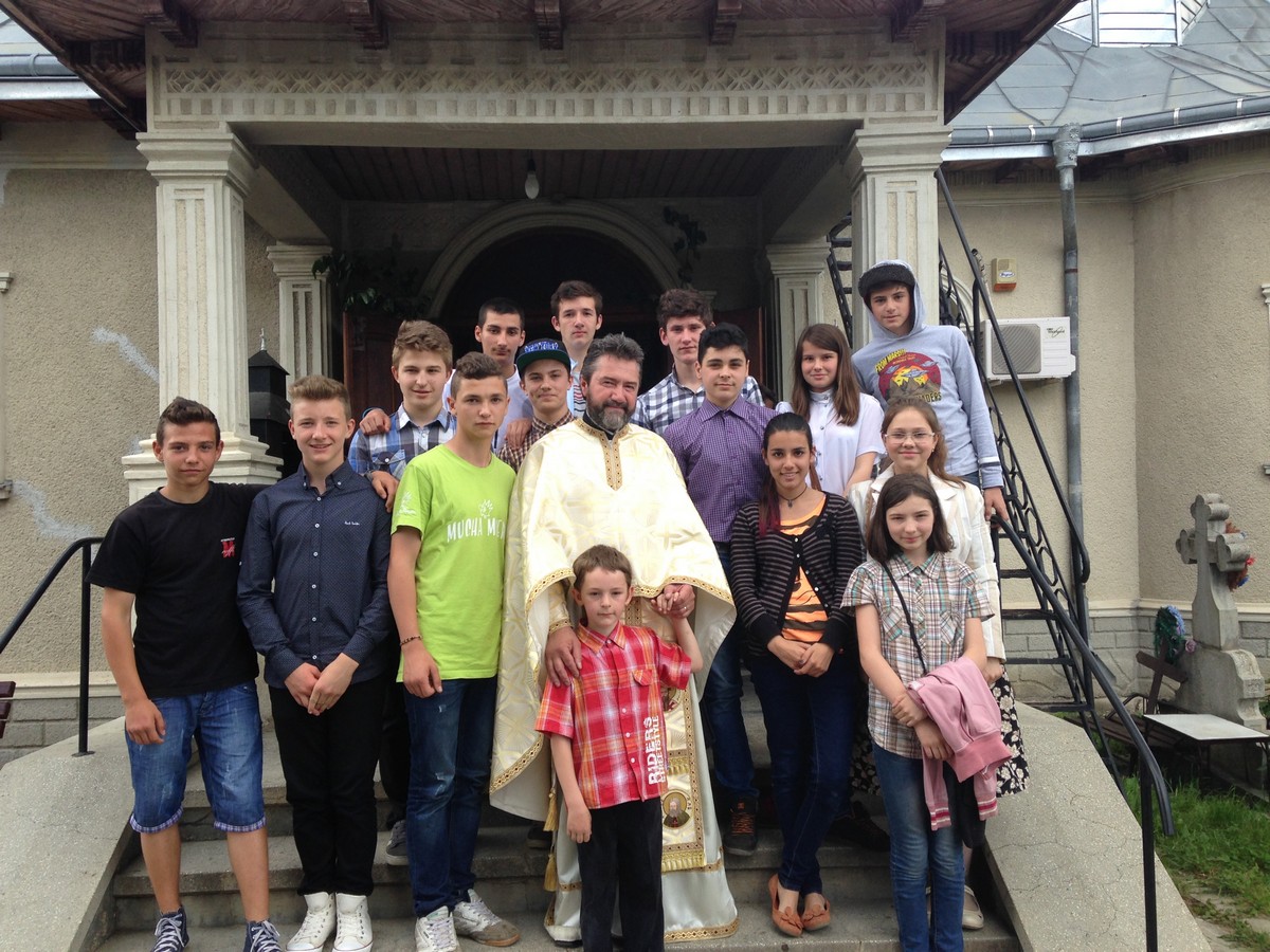 Tineri din Câmpulung Moldovenesc, în pelerinaj la mănăstirile din Neamţ