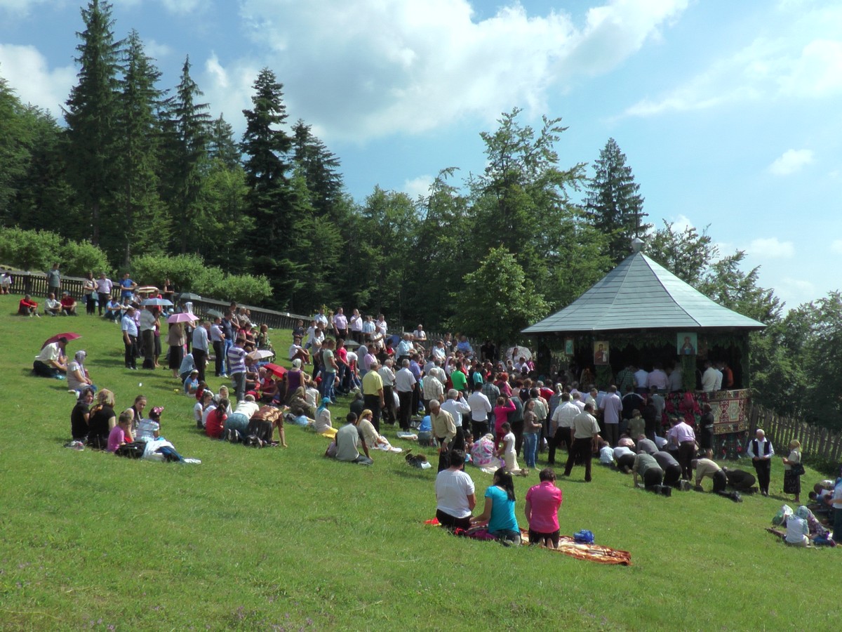 Slujbă arhierească la Schitul Poiana Arşiţei Slujbă arhierească la Schitul Poiana Arşiţei