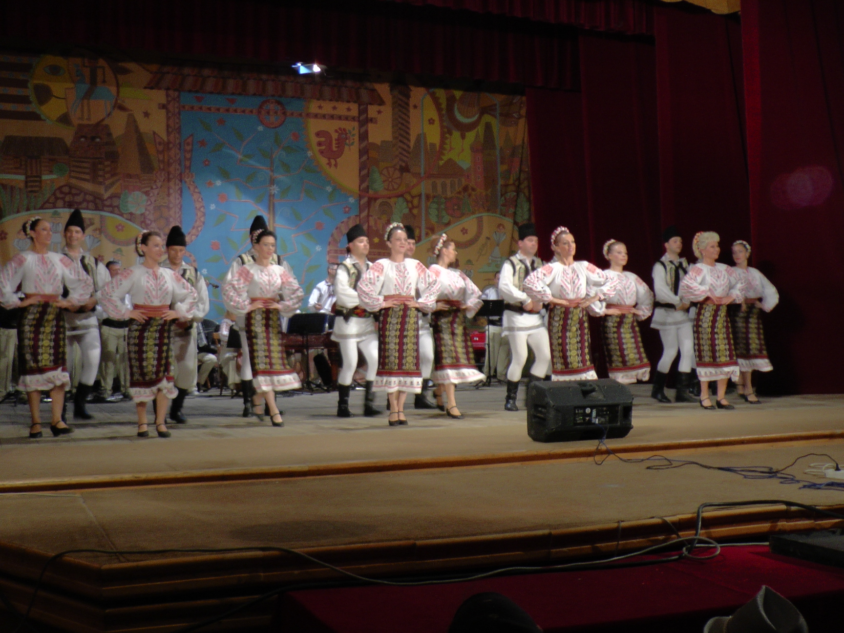 Spectacol pentru vârstnicii singuri din judeţul Suceava