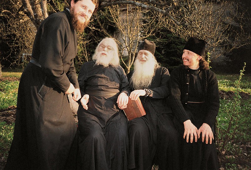 A petrece cu cei puțini și buni