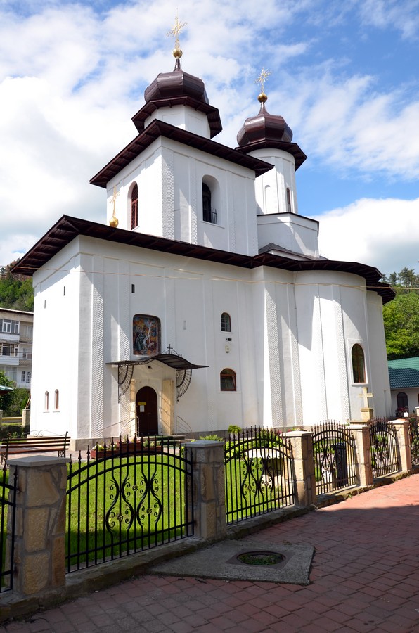 Bucurie şi binecuvântare la resfinţirea Bisericii „Sfântul Ilie“ din Târgu Neamţ