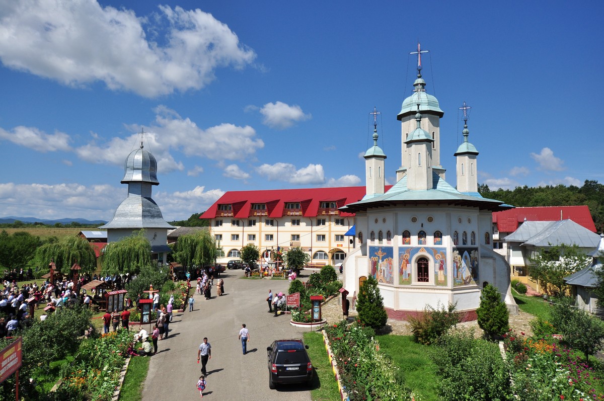 Slujbă arhierească la Mănăstirea Bogdăneşti