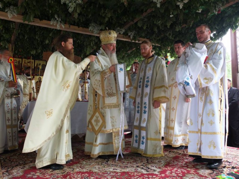 Liturghie Arhierească la Dezmir cu prilejul împlinirii a 100 de ani de la punerea pietrei de temelie a bisericii din sat Liturghie Arhierească la Dezmir cu prilejul împlinirii a 100 de ani de la punerea pietrei de temelie a bisericii din sat