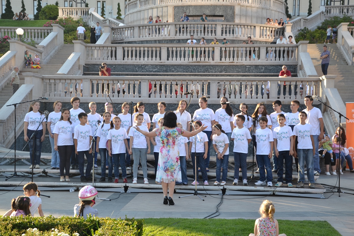 Cantus Mundi, în grădina complexului Palas din Iași