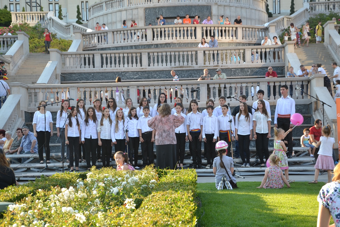 Cantus Mundi, în grădina complexului Palas din Iași