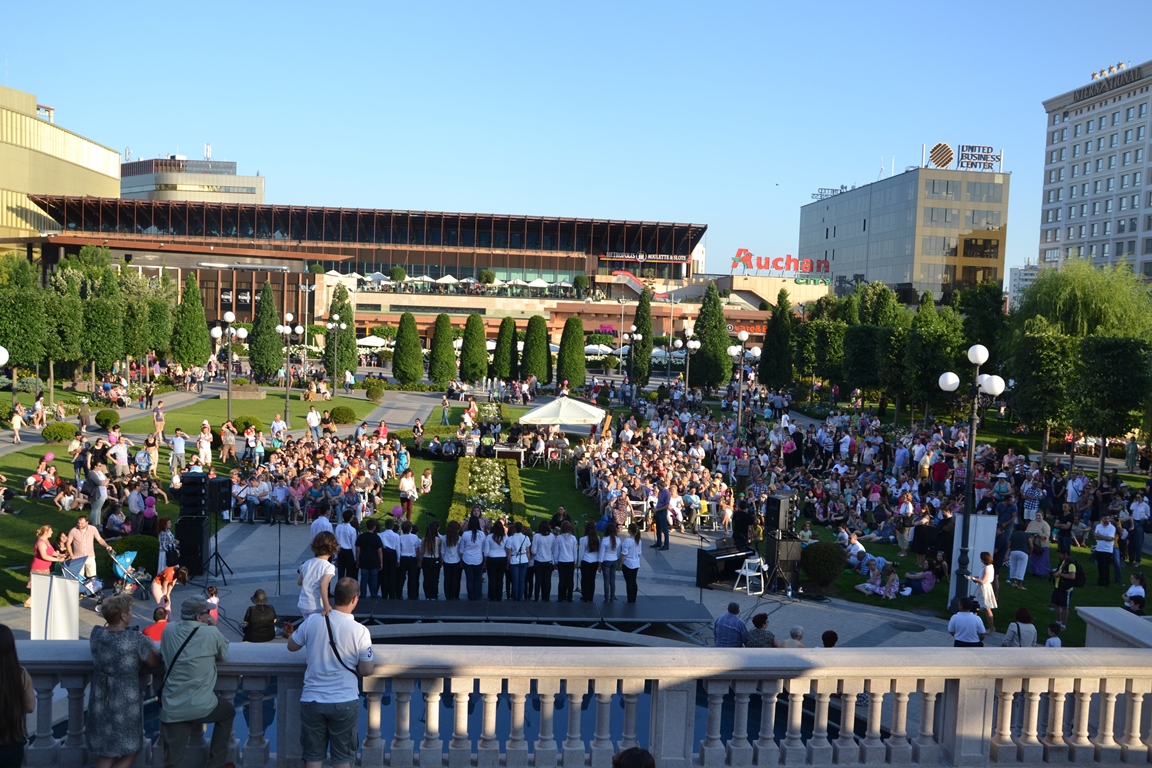 Cantus Mundi, în grădina complexului Palas din Iași