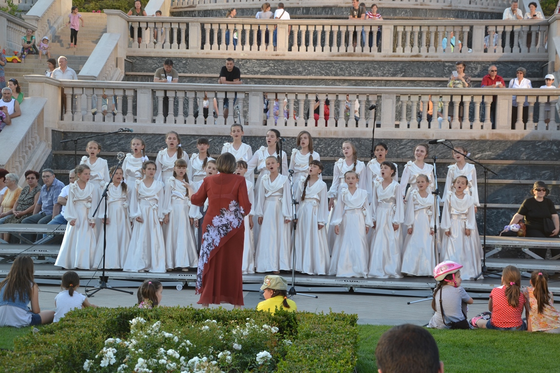 Cantus Mundi, în grădina complexului Palas din Iași