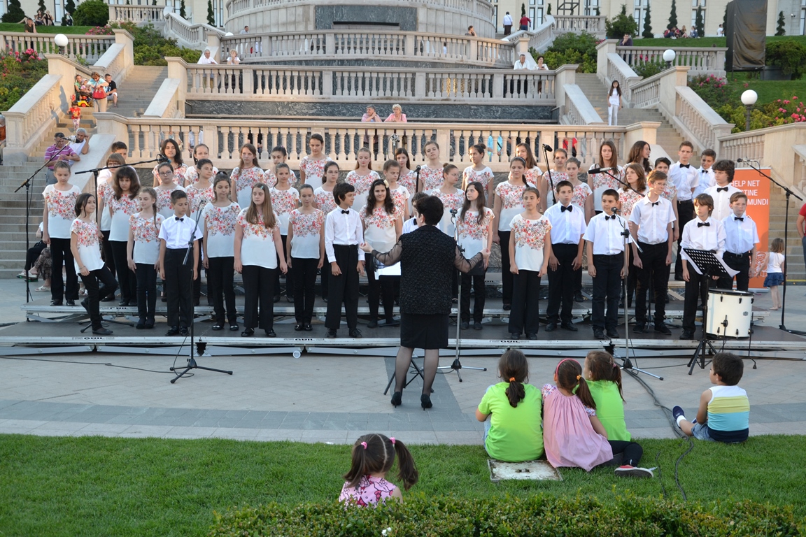 Cantus Mundi, în grădina complexului Palas din Iași