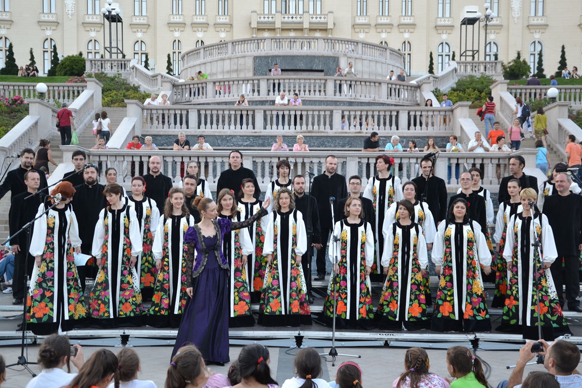 Cantus Mundi, în grădina complexului Palas din Iași
