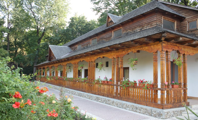 Sfântul Mucenic Pantelimon, ocrotitorul Mănăstirii Lacu-Sărat din judeţul Brăila