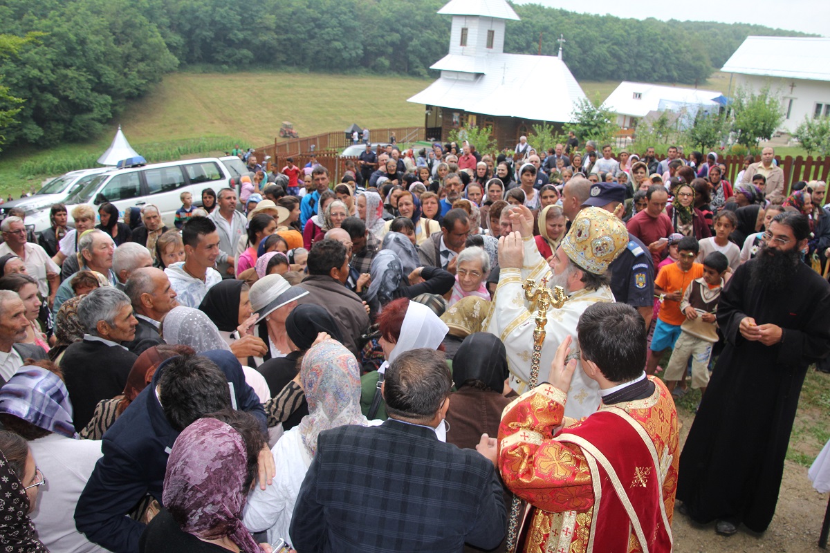 Liturghie arhierească la Schitul Izvorul Berheciului