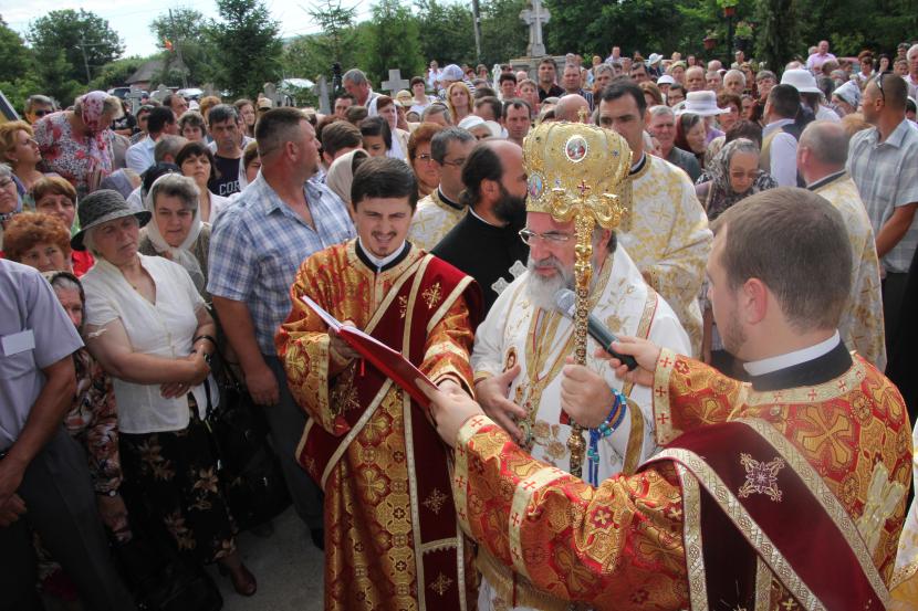 Biserica Parohiei Başta, resfinţită de PS Ioachim Băcăuanul