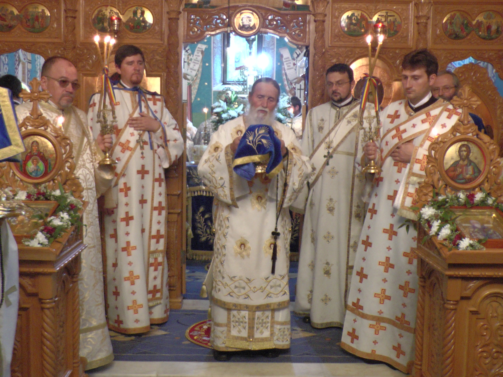 Liturghie arhierească la Mănăstirea Bogdana din Rădăuţi Liturghie arhierească la Mănăstirea Bogdana din Rădăuţi