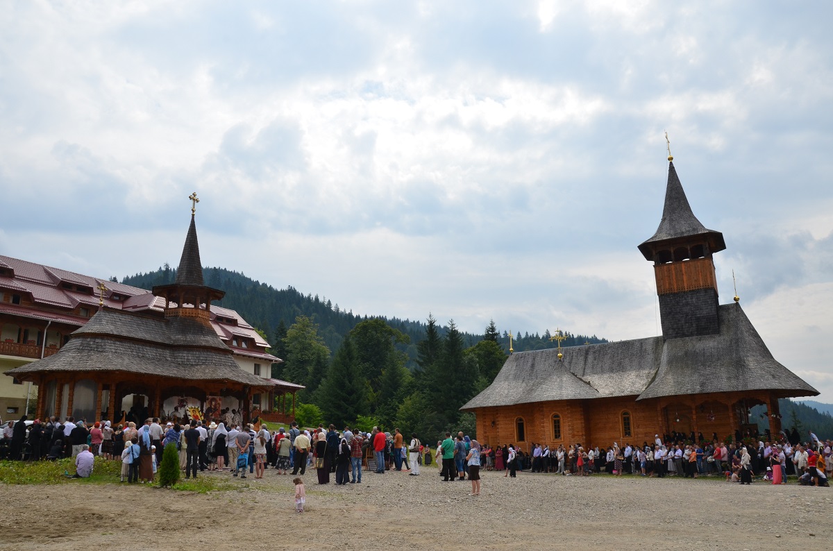 Sfântul Mare Mucenic Pantelimon, sărbătorit la Mănăstirea Paltin prin Liturghie arhierească