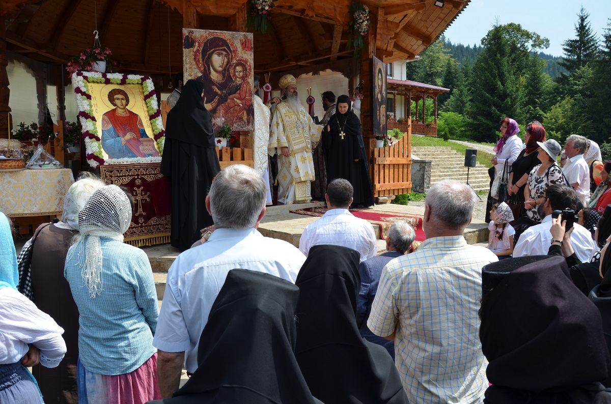 Sfântul Mare Mucenic Pantelimon, sărbătorit la Mănăstirea Paltin prin Liturghie arhierească
