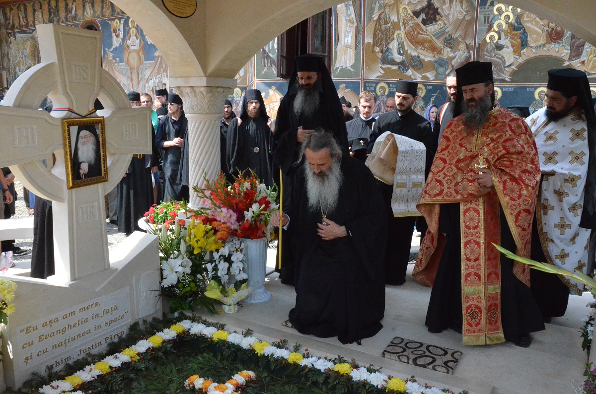Sfântul Mare Mucenic Pantelimon, sărbătorit la Mănăstirea Paltin prin Liturghie arhierească