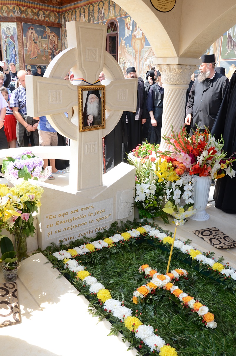 Sfântul Mare Mucenic Pantelimon, sărbătorit la Mănăstirea Paltin prin Liturghie arhierească