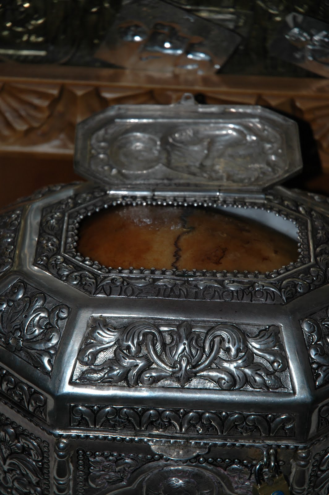 Racla cu moaştele Sfântului Pantelimon, de la Mănăstirea Panachrantos – insula Andros, Grecia