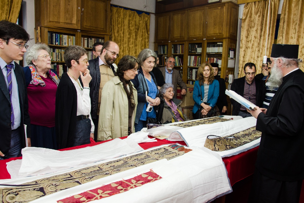 Participanţii admirând trei epitrahile din timpul lui Ştefan cel Mare de curând restaurate de specialişti de la Muzeul Naţional de Artă al României/ Foto: Mănăstirea Putna Comunicările din ultima zi a Simpozionului de istorie „Colocviile Putnei“