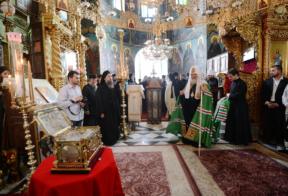 Patriarhul Chiril al Rusiei, închinându-se la moaştele Sfântului Pantelimon